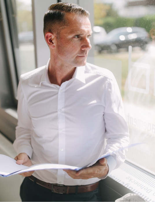 Personalberater, Vermittler und Inhaber Marko Dehnecke Inhaber Marko Dehnecke am Fenster