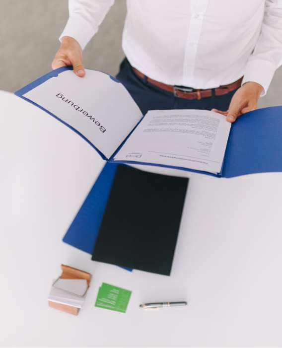Personalberater entscheiden individuell als Experten“ name:“personalvermittlung-beratung-unternehmen-personalmanagement-marko-dehnecke Personalberater prüft Bewerbungen